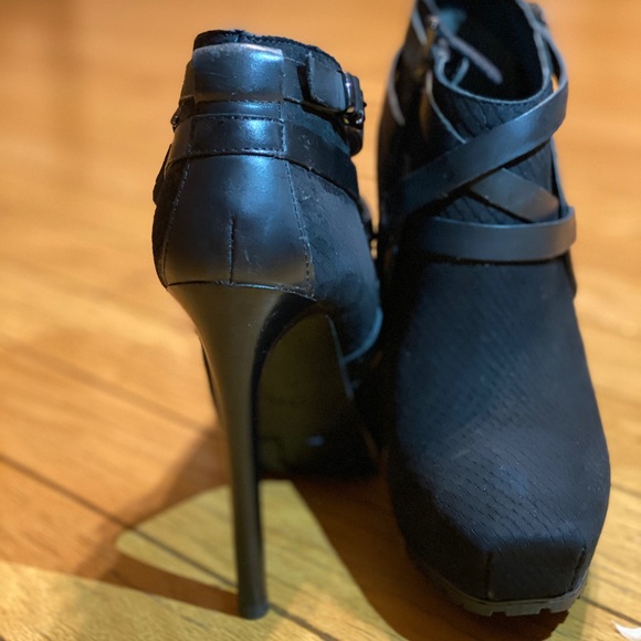 Guess Black ankle bootie - Picture 3 of 6